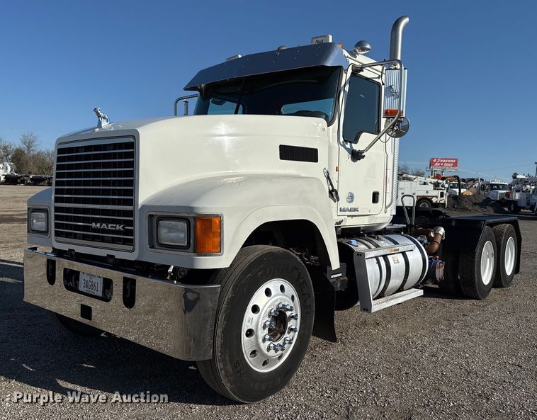 2013 Mack CHU613 semi truck - EG2228