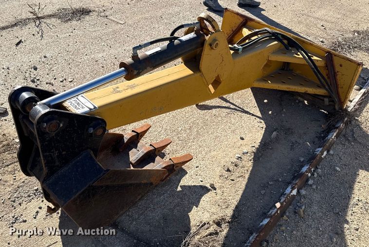 Skid steer backhoe - EN0179