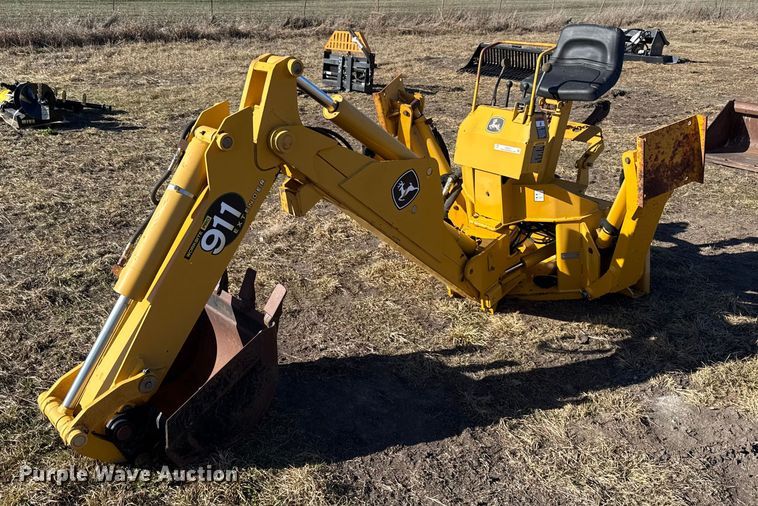 John Deere 911 extender skid steer backhoe - EN0221