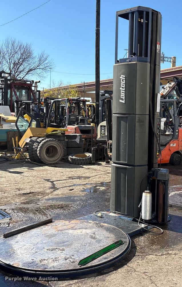 Lantech Q300 pallet wrap machine - ES8513