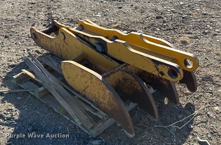 Caterpillar thumb attachment - FB0549