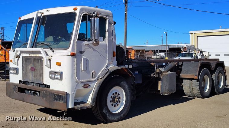 1995 Peterbilt 320 roll-off container truck - DT0822