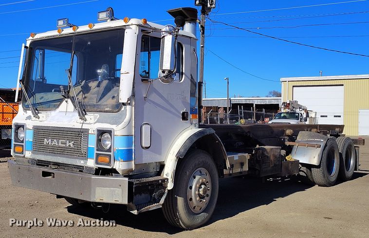 1987 Mack MR688S roll-off container truck - DT0823