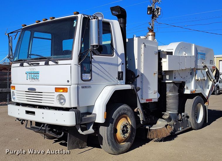 2005 Freightliner  FC80 street sweeper truck - DV6590