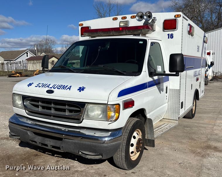 2002 Ford E350 ambulance - DW7416