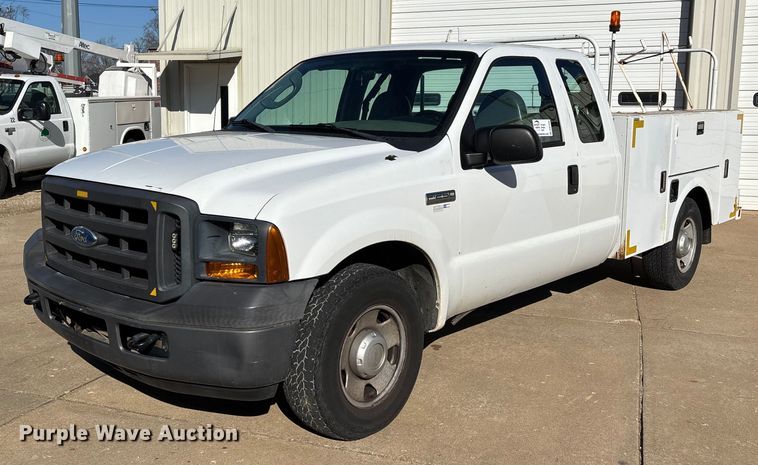 2005 Ford F250 XL Super Duty Ext. Cab utility bed pickup truck - DW7432