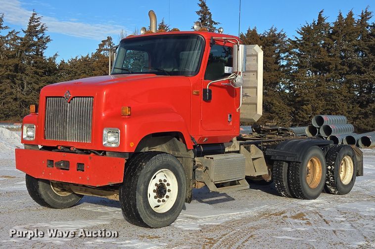 2002 International 5500i semi truck - EB1225