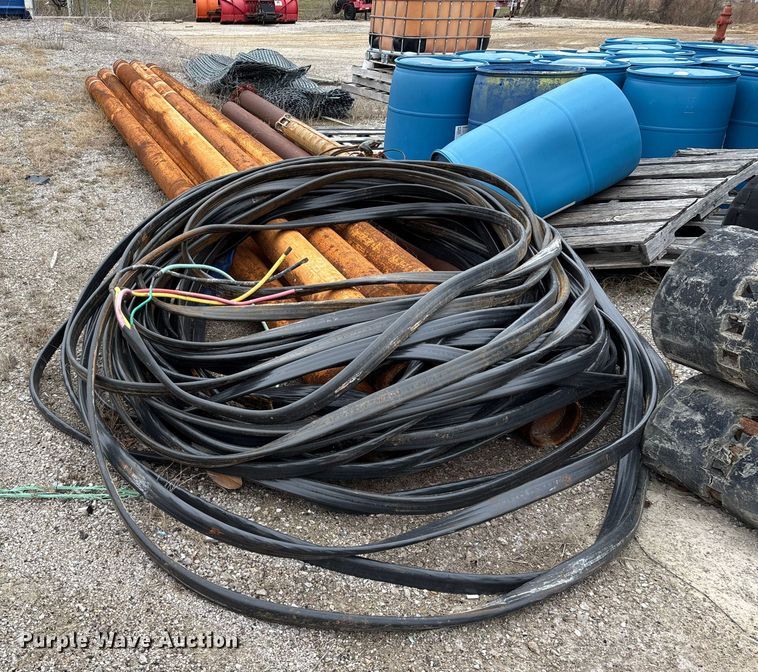 Submersible pump and well casing - EJ7784