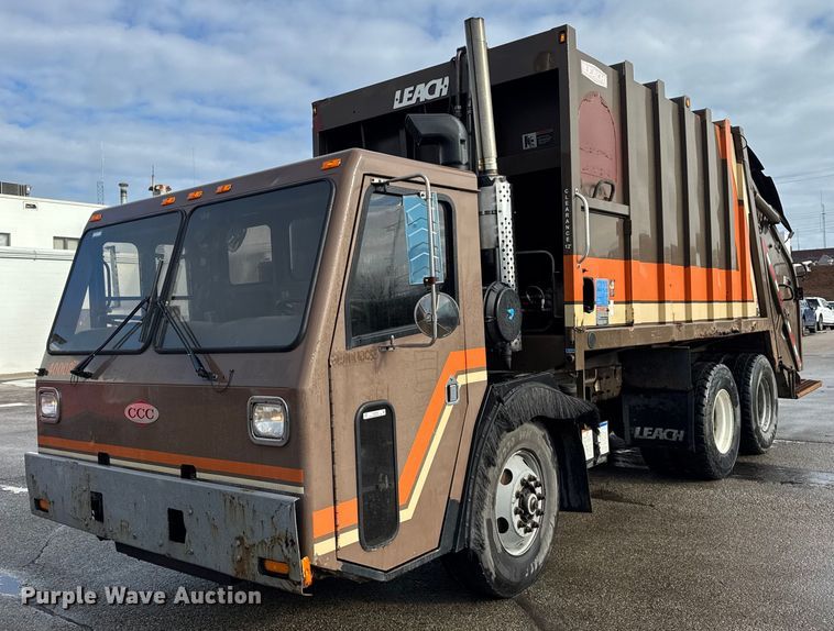 2005 Crane Carrier Company refuse truck - ER0383