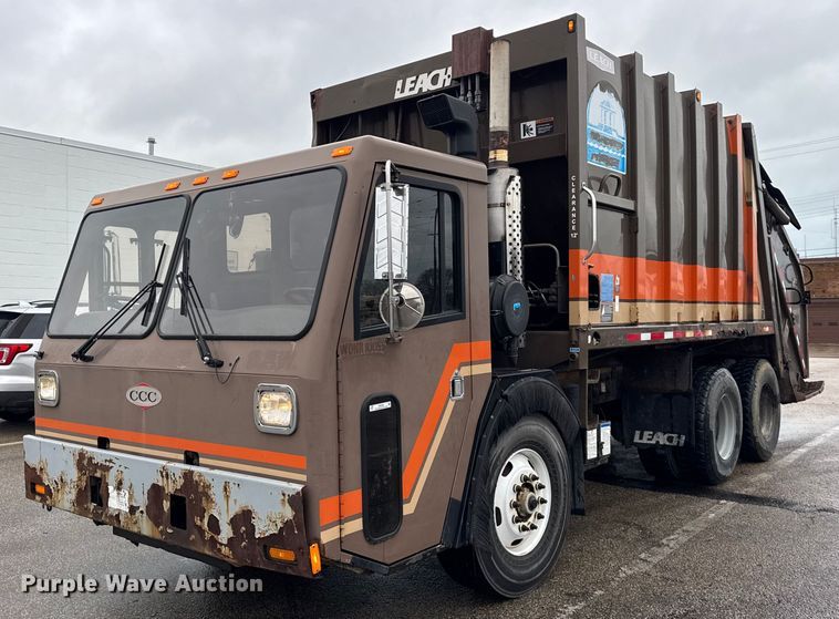 2005 Crane Carrier Company refuse truck - ER0385