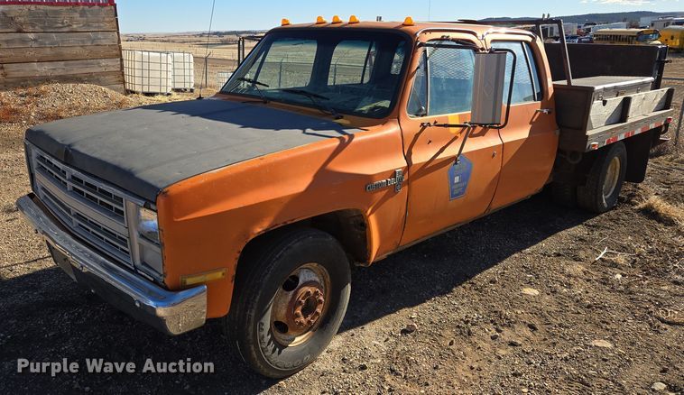 1985 Chevrolet C30 Crew Cab flatbed pickup truck - ES2737