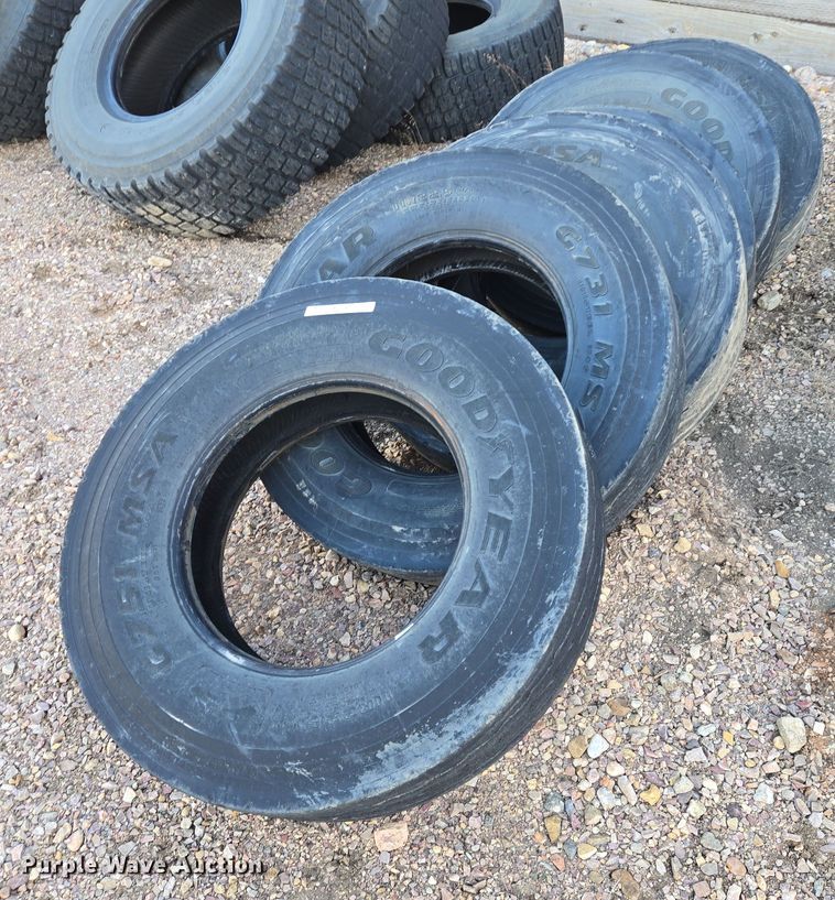 (7) 11R22.5 tires - ES2740