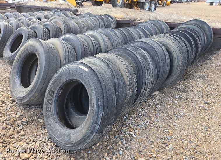 (31) 11R22.5 tires - ES2750