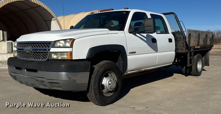 2005 Chevrolet Silverado 3500 Crew Cab flatbed pickup truck - ET4340