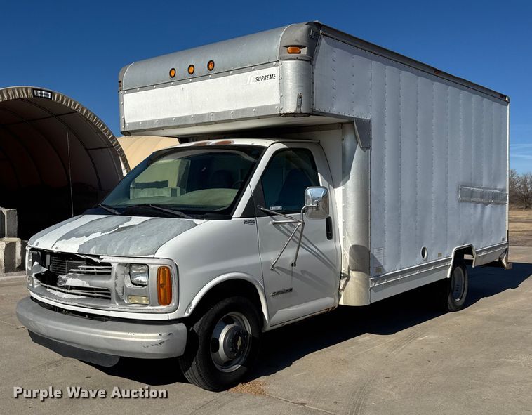 2001 Chevrolet Express G3500 box truck - ET4342
