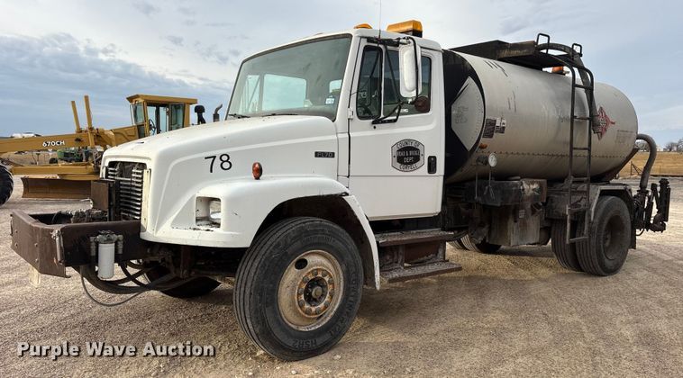 1999 Freightliner FL70 oil distributor truck - ET7487