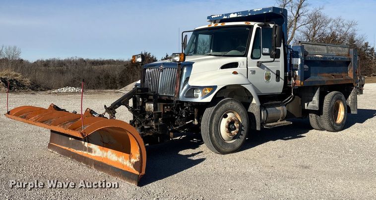 2005 International 7300 dump truck - FG2574