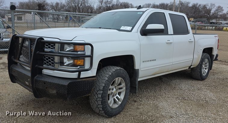 2015 Chevrolet Silverado 1500 Crew Cab pickup truck - FI0810