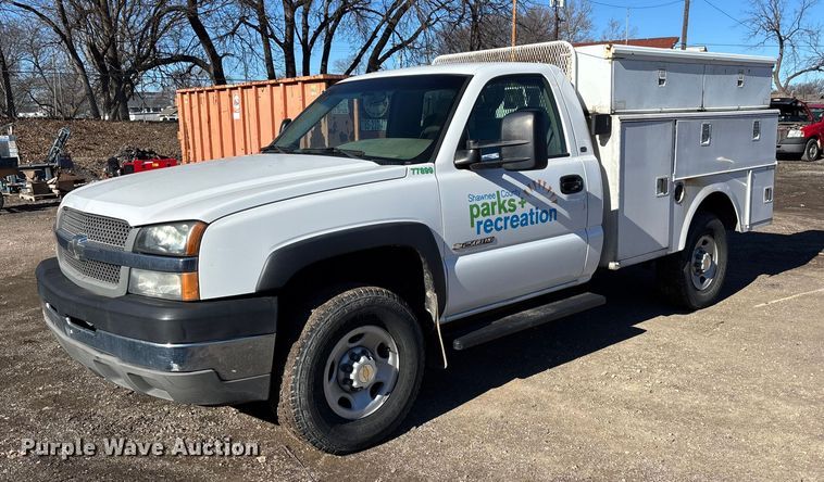 2003 Chevrolet Silverado 2500HD utility bed pickup truck - OE9344