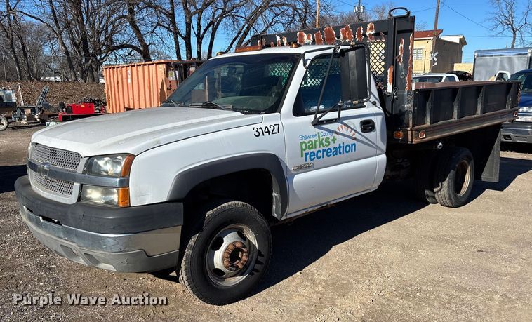 2003 Chevrolet Silverado 3500 dump bed pickup truck - OE9355