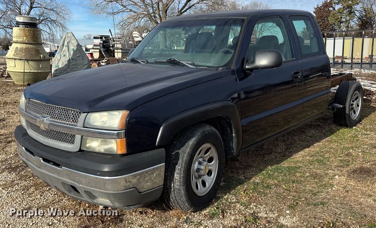 2005 Chevrolet Silverado 1500 Ext. Cab truck cab and chassis - OE9382