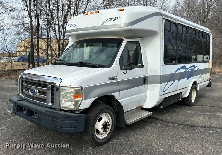 2008 Ford E450 Super Duty shuttle bus - OJ9926