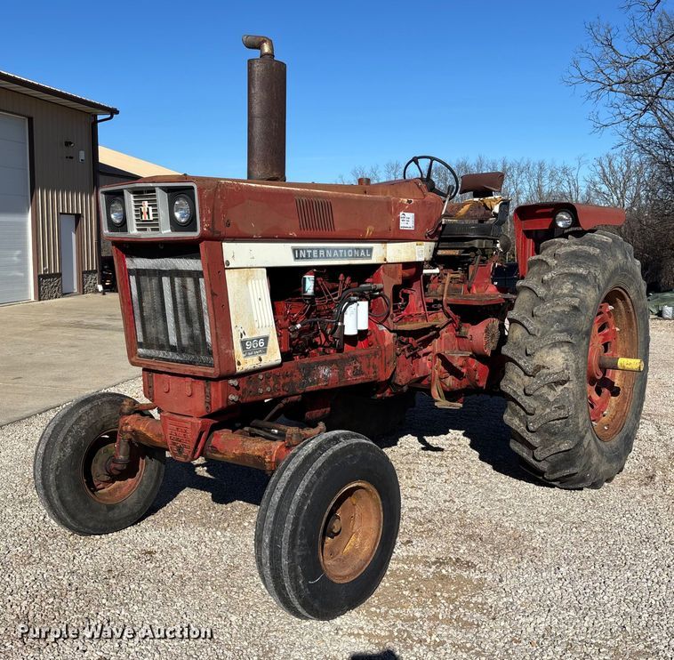 International Harvester 966 Farmall tractor - DW7391
