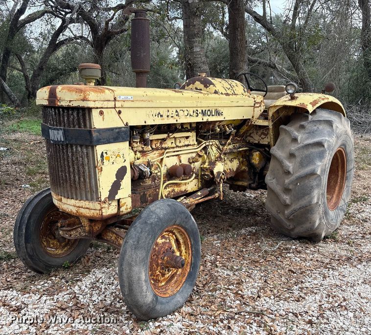 Minneapolis-Moline G705 tractor - EU7330