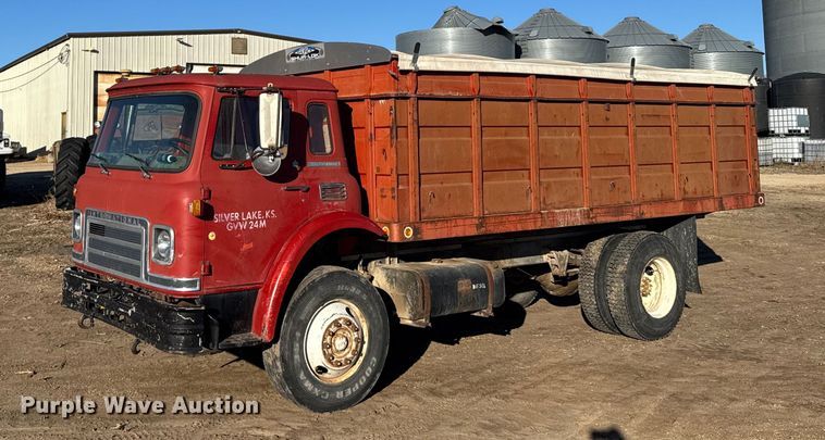 1981 International 1850 grain truck - FB0574