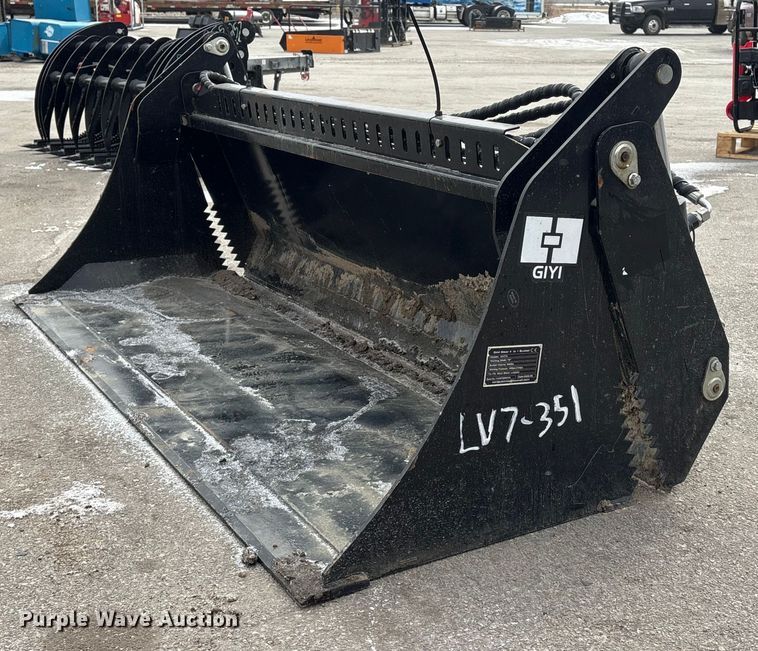 2025 Giyi KH72 skid steer four-in-one bucket - FG2610
