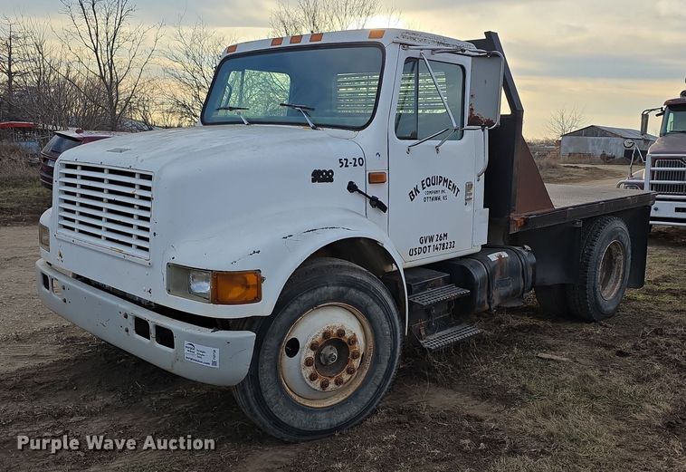 1994 International 4900 flatbed truck - FI0738