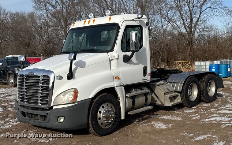 2009 Freightliner Cascadia semi truck - EA2275