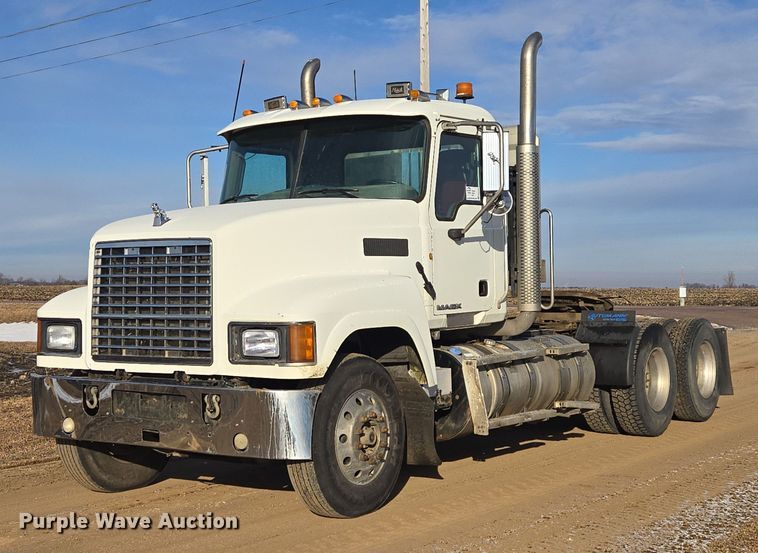 2012 Mack Pinnacle semi truck - EB1223