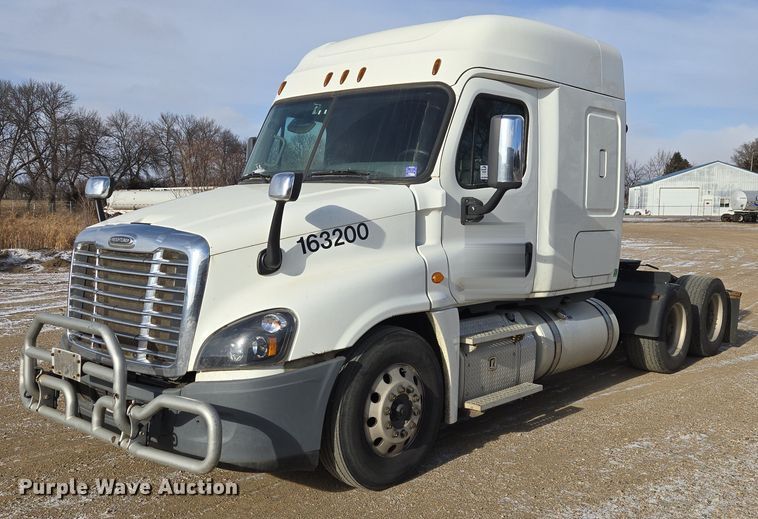 2017 Freightliner Cascadia semi truck - EB1253