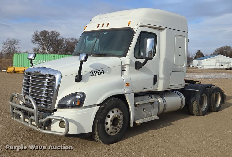 2015 Freightliner Cascadia semi truck - EB1254
