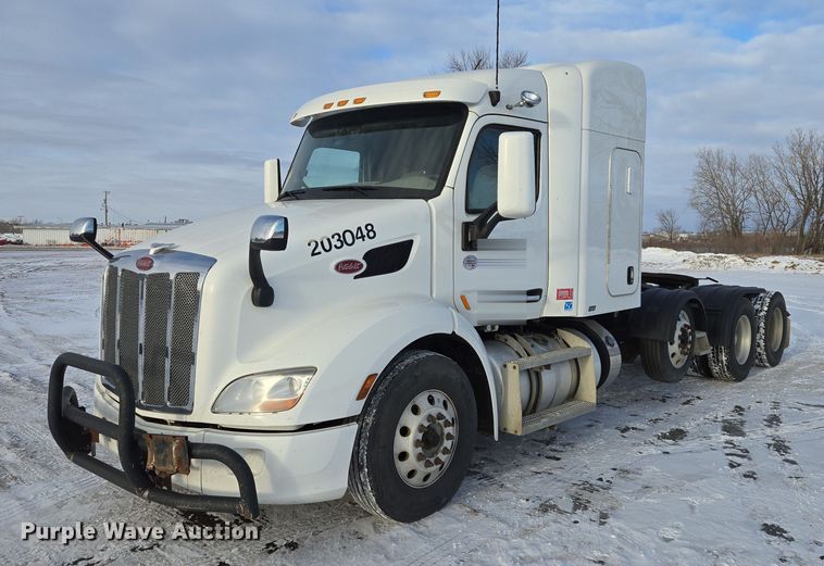 2020 Peterbilt 579 semi truck - EB1257