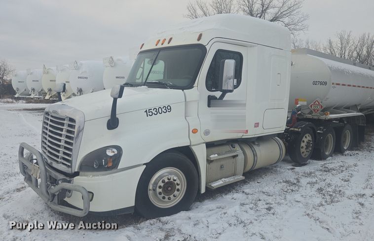 2015 Freightliner Cascadia semi truck - EB1258