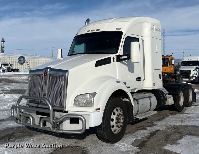 2016 Kenworth T800 semi truck - EC4554