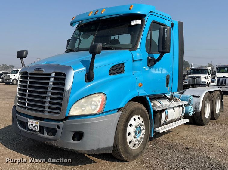 2014 Freightliner Cascadia semi truck - EC8216