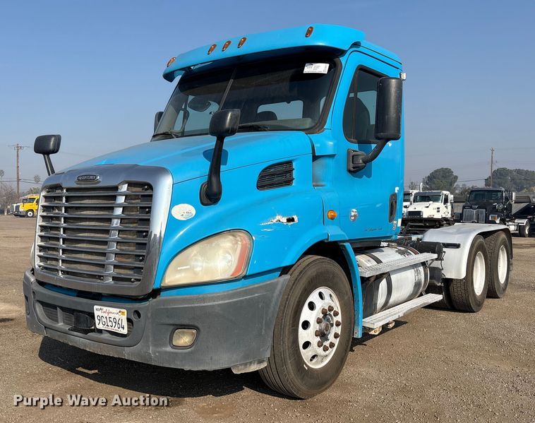 2014 Freightliner Cascadia semi truck - EC8217