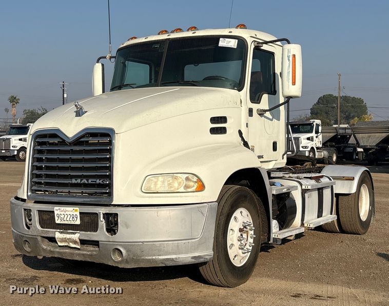 2016 Mack CXU612 semi truck - EC8220