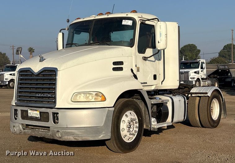2015 Mack CXU612 semi truck - EC8221