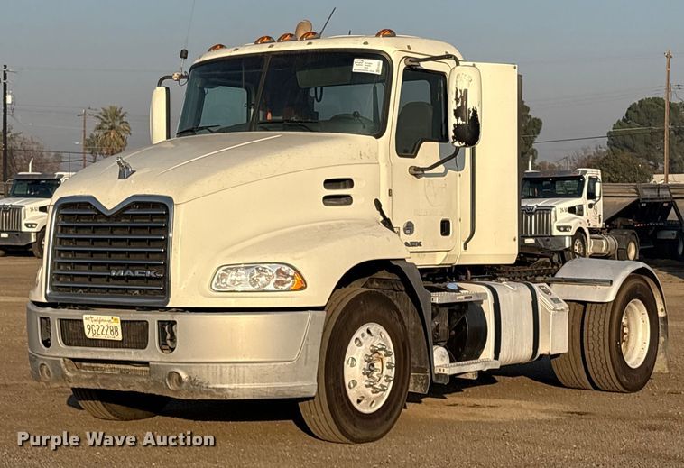 2015 Mack CXU612 semi truck - EC8222