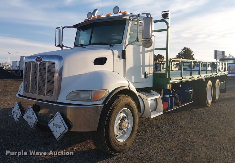 2007 Peterbilt 335 flatbed truck - EG1689