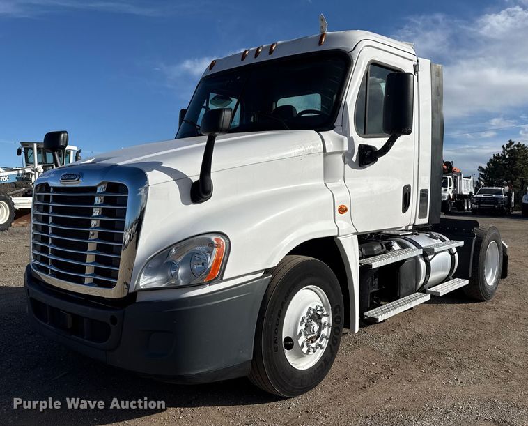 2014 Freightliner Cascadia 125 semi truck - EG1887