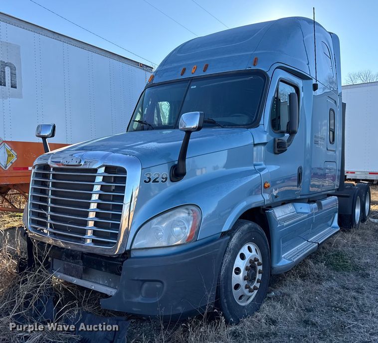 2012 Freightliner Cascadia 125 semi truck - EN0479