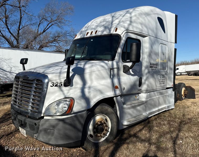 2017 Freightliner Cascadia semi truck - EN0482