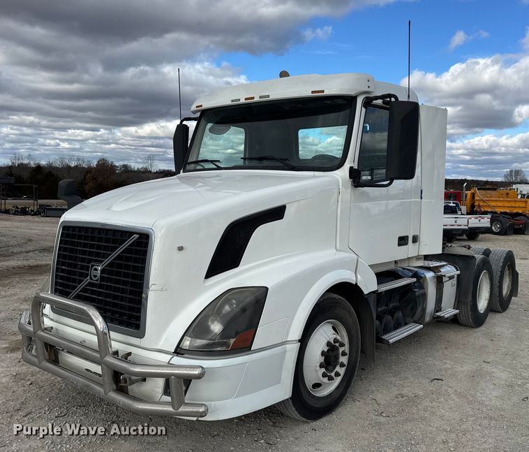 2014 Volvo Truck VNL semi truck - EN0903