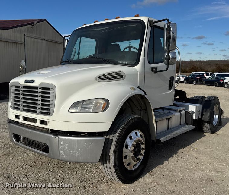 2015 Freightliner M2 semi truck - EN0904
