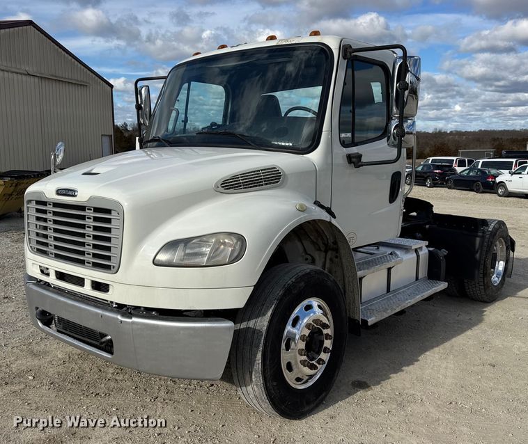 2015 Freightliner M2 semi truck - EN0906